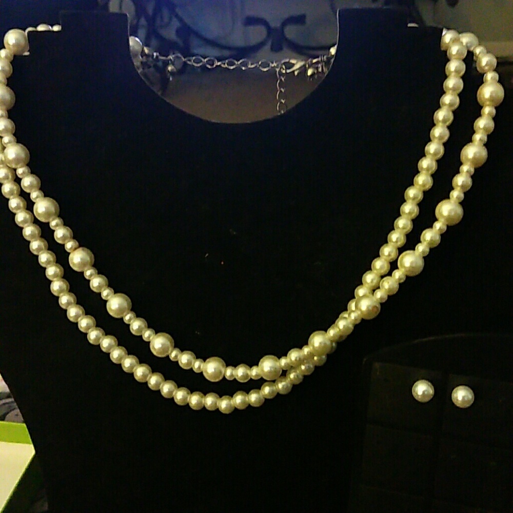 Faux pearl necklace and earring set